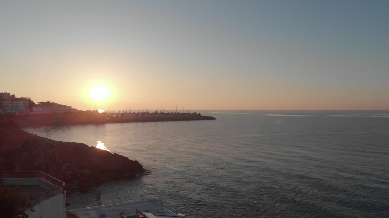 무인 항공기는 해안 바다와 하늘에서 아름다운 일몰 부두와 만을 보여줍니다
