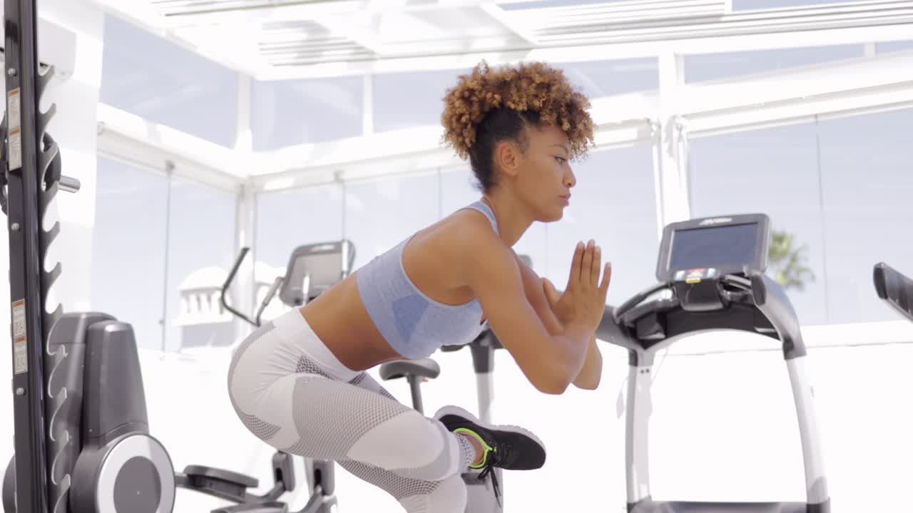 chica deportiva en posición de yoga