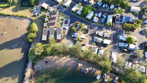 ciudad costera con barcos y parque de caravanas