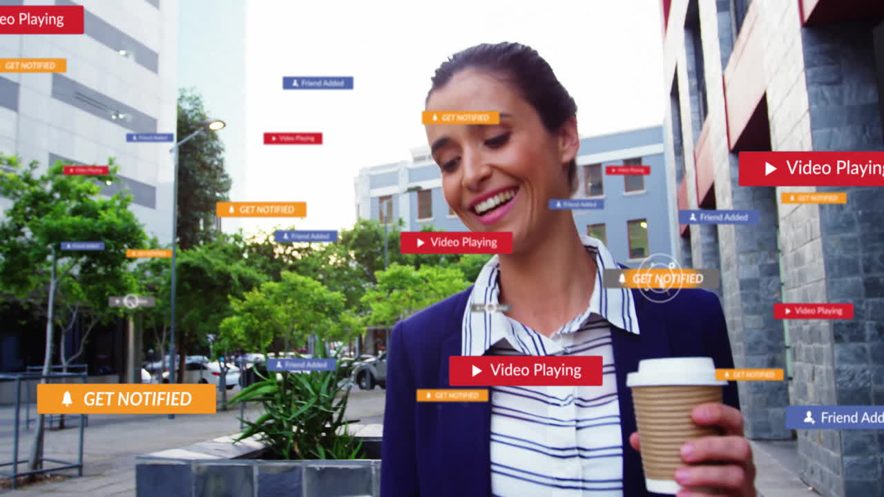 Donna sorridente con caffè in mano e notifiche digitali in sovrimpressione in un'animazione urbana.