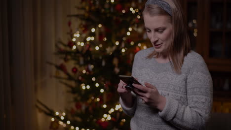 Mujer-Joven,-Navegar-Por-Internet,-En,-Smartphone,-En-Casa,-2