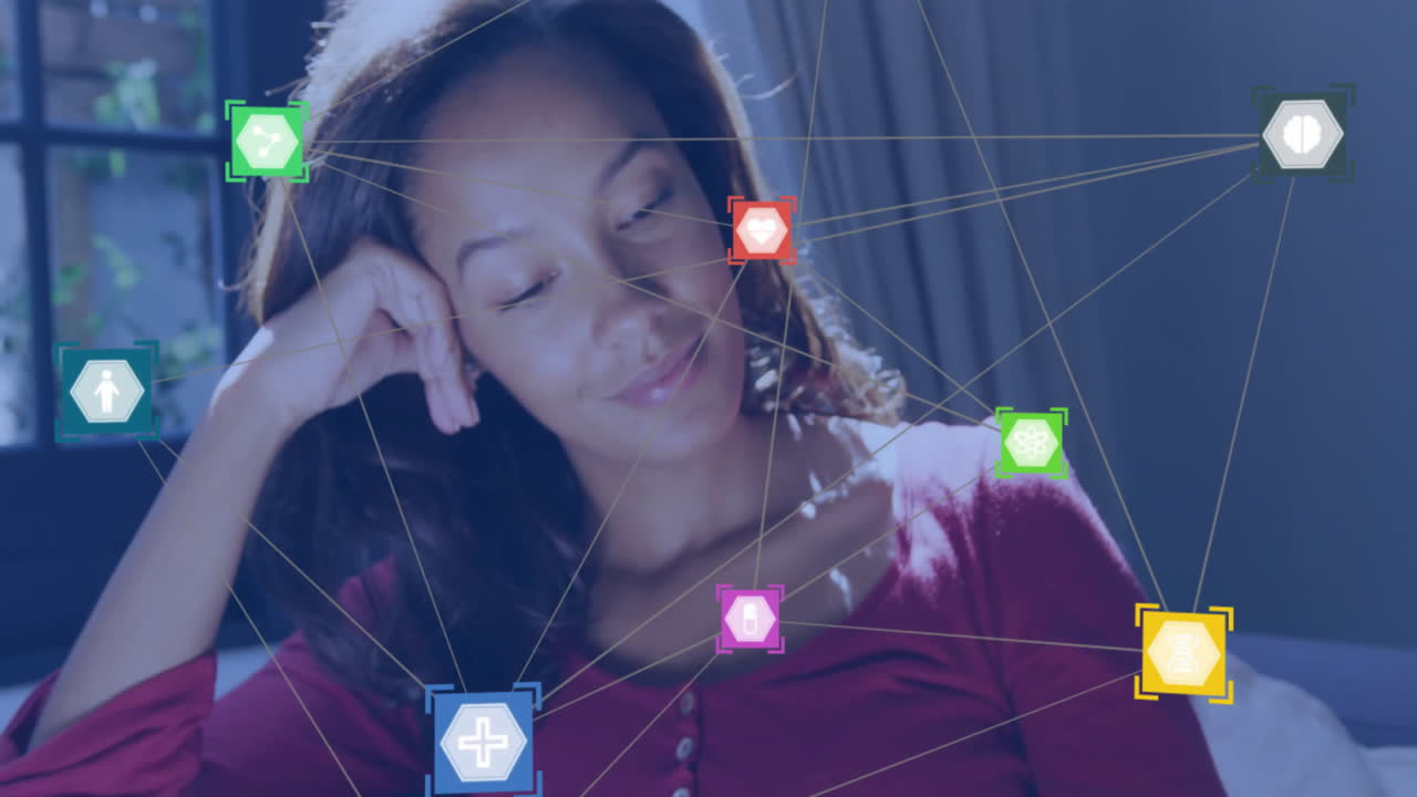 animación de la red de conexiones con iconos sobre la mujer biracial