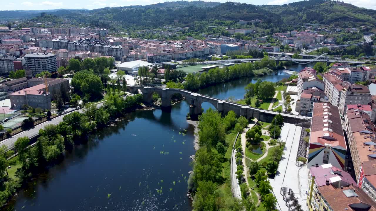 Il fiume Miño mentre attraversa un antico ponte nella città di Ourense