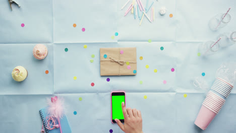 vista superior mujer usando teléfonos móviles gestos fiesta de cumpleaños planificación manos desde arriba - dragón épico rojo