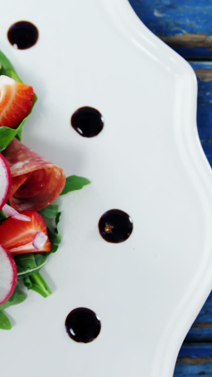 ensalada servida en el plato