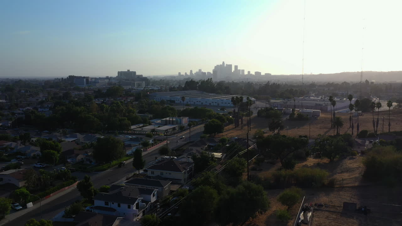 Volo con drone su una zona industriale con lo skyline di DTLA sullo sfondo, California, USA