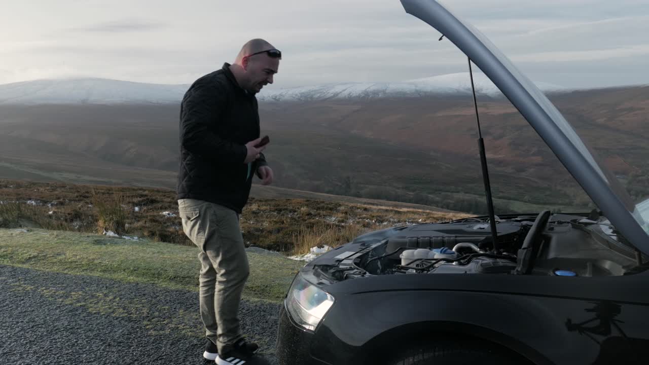 avería desafortunada del coche en las montañas de wicklow con la reacción del conductor