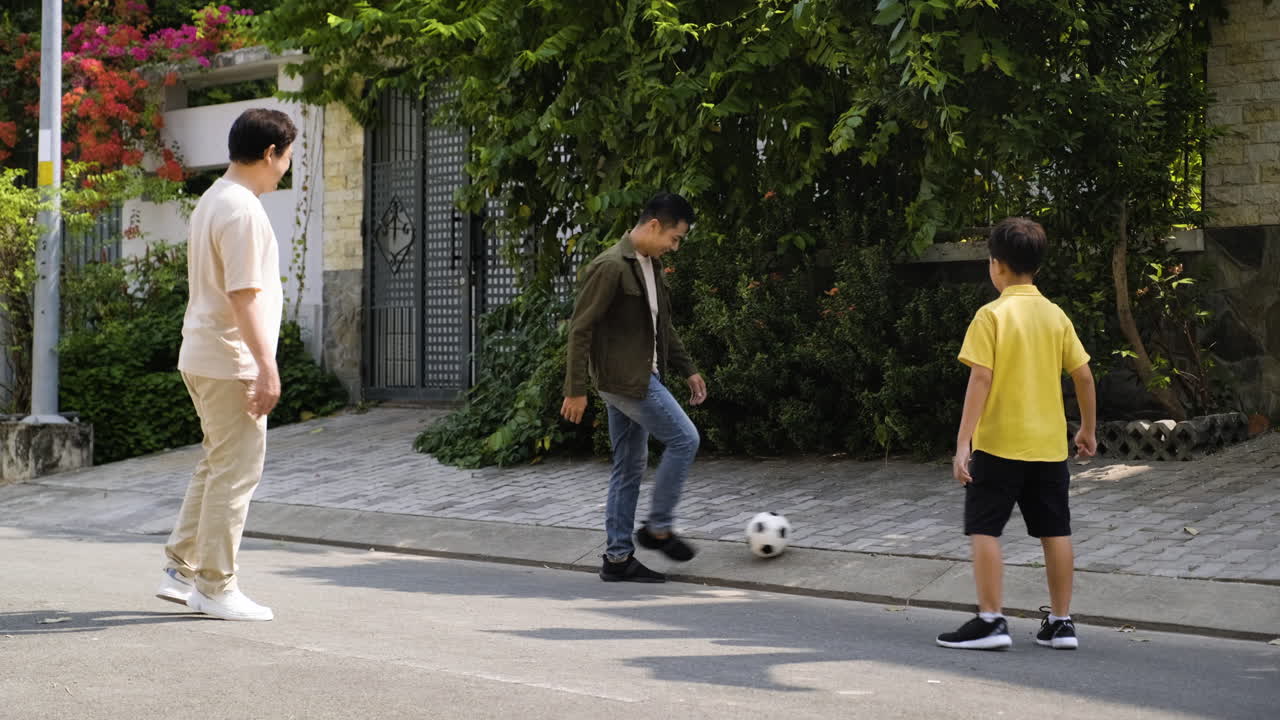 아시아 남자 들 과 소년 들 이 야외 에서 재미 를 느끼고 있다