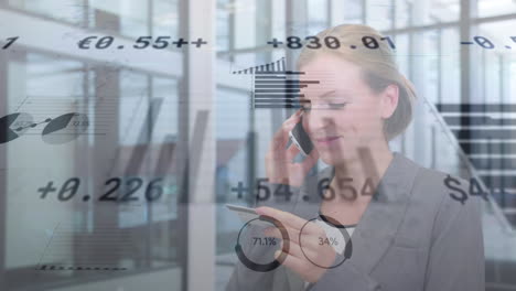animación del procesamiento de datos financieros sobre una mujer de negocios que usa un teléfono inteligente