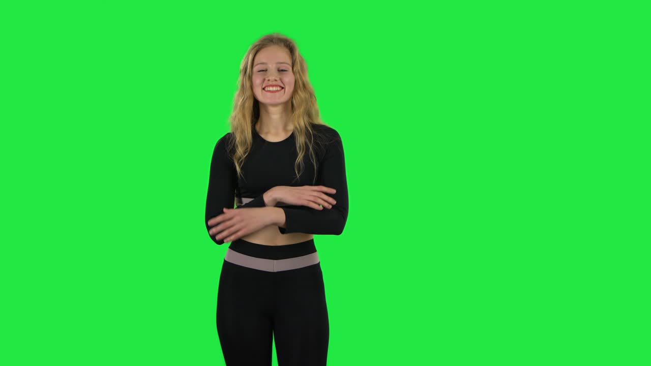 chica rubia mirando con emoción, luego sonriendo cuando recibe información agradable. pantalla verde