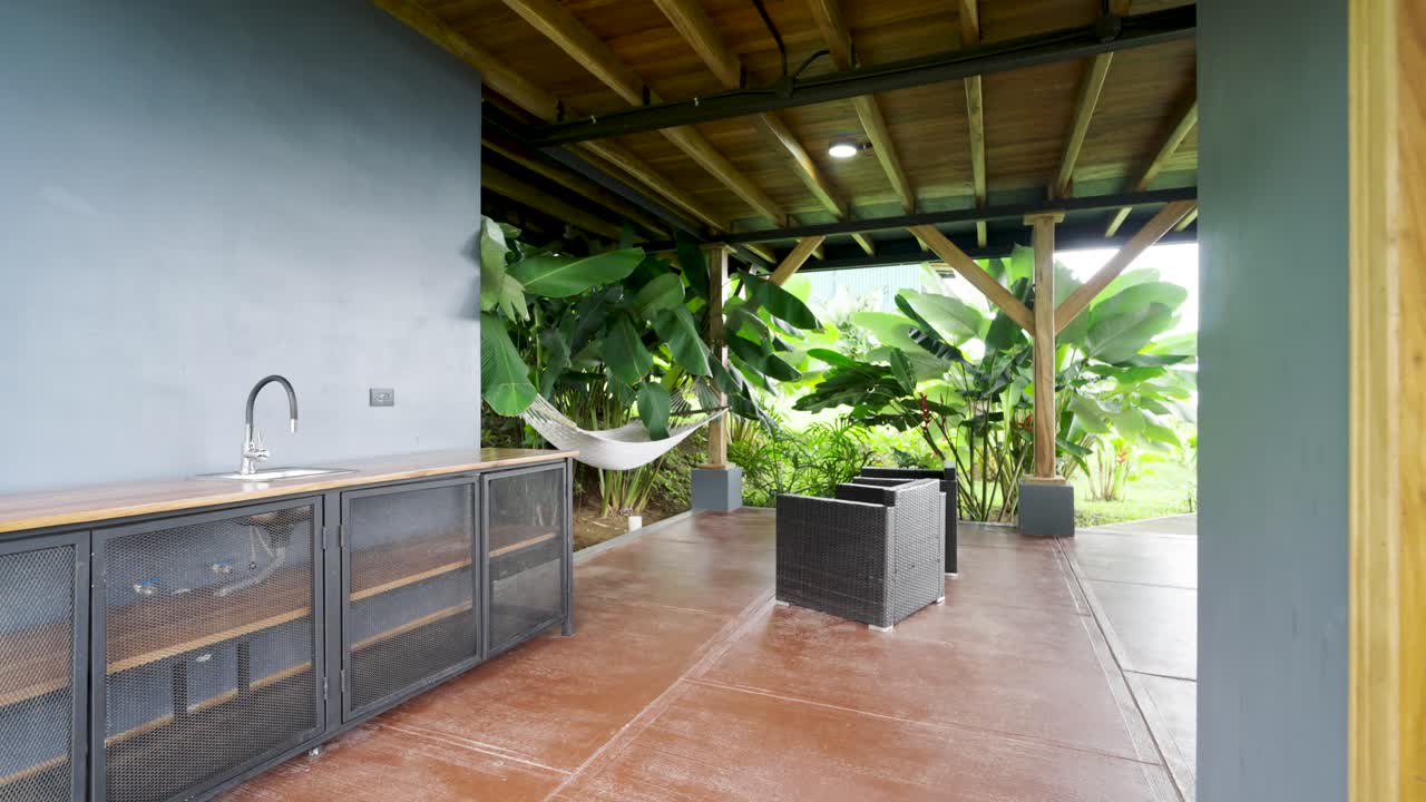 Patio esterno con amaca e area cucina