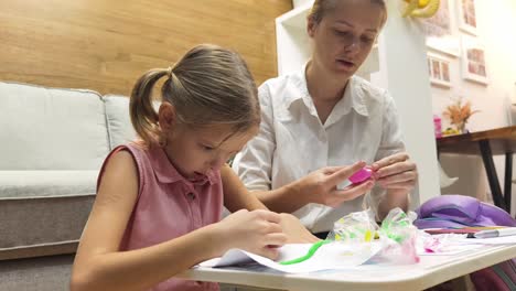 madre e hija participando en juegos creativos con arcilla