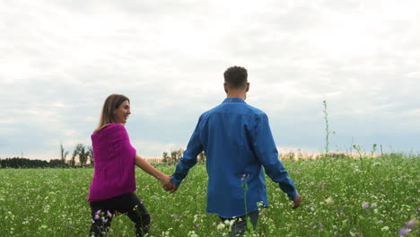pareja caminando por el campo