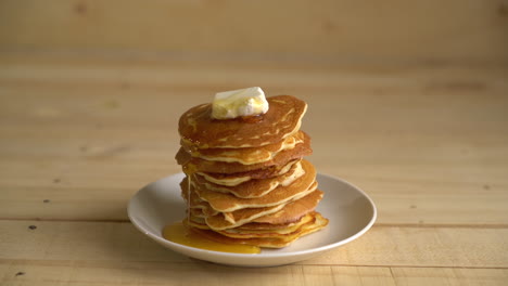 Käsepfannkuchen-Mit-Honig-Auf-Dem-Teller