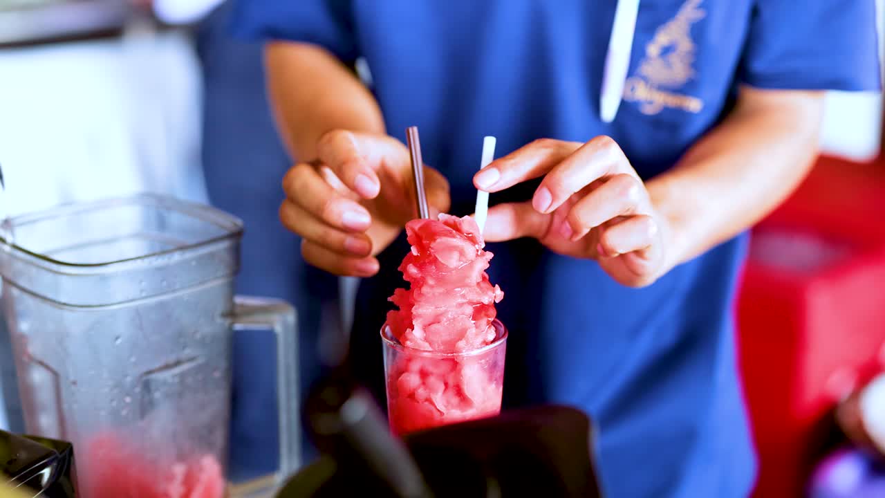 persona que hace una bebida de batido de sandía en bangkok, tailandia