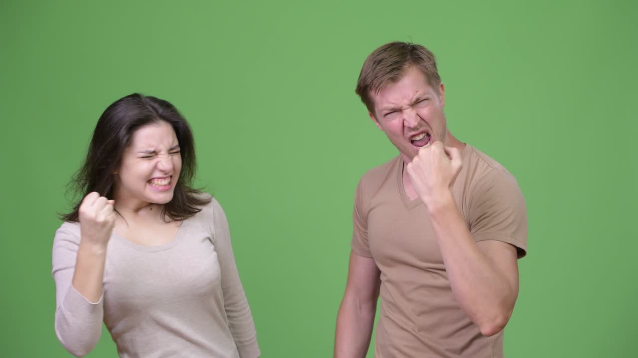 흥분 하고 함께 축하 하는 젊은 부부