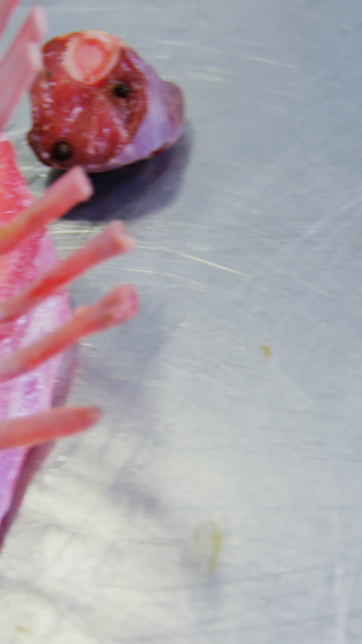 carne de animal en la encimera de trabajo