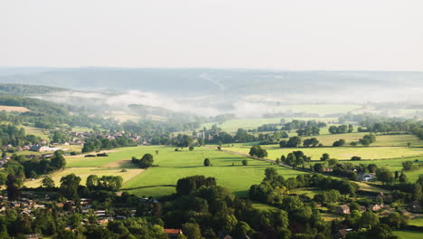 Hiperlapso-De-Niebla-Que-Se-Mueve-Rápidamente-Sobre-El-Campo