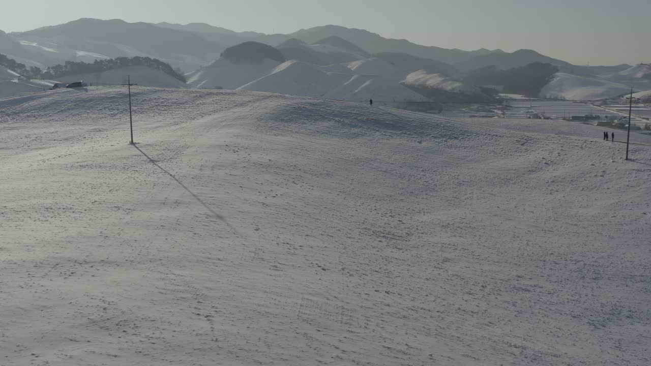 눈 덮인 언덕에서 차를 세우고 범죄를 모의하는 한 무리의 사람들