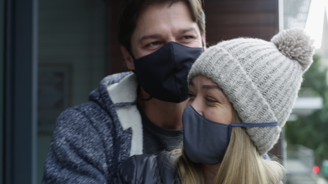 코비드, 사랑과 커플 키스는 얼굴 마스크로