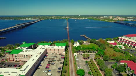 vista aérea de bradenton, florida con puente sobre el río azul, parques verdes y la ciudad