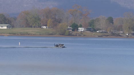 Fischerboot-Auf-Dem-See-Dreht-Sich-In-Zeitlupe.mp4