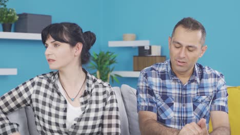 el hombre que quiere reconciliarse con su esposa.