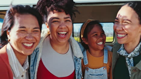 Lachen,-Glückliche-Und-Junge-Frauen-Auf-Roadtrip