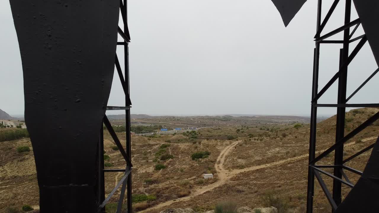 vuelo hacia atrás centrado en un viejo y enorme cartel de toro de metal, símbolo e icono de españa