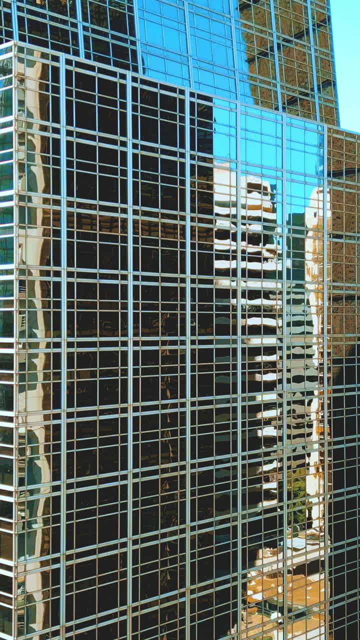 Reflejos en la fachada de un rascacielos moderno de cristal