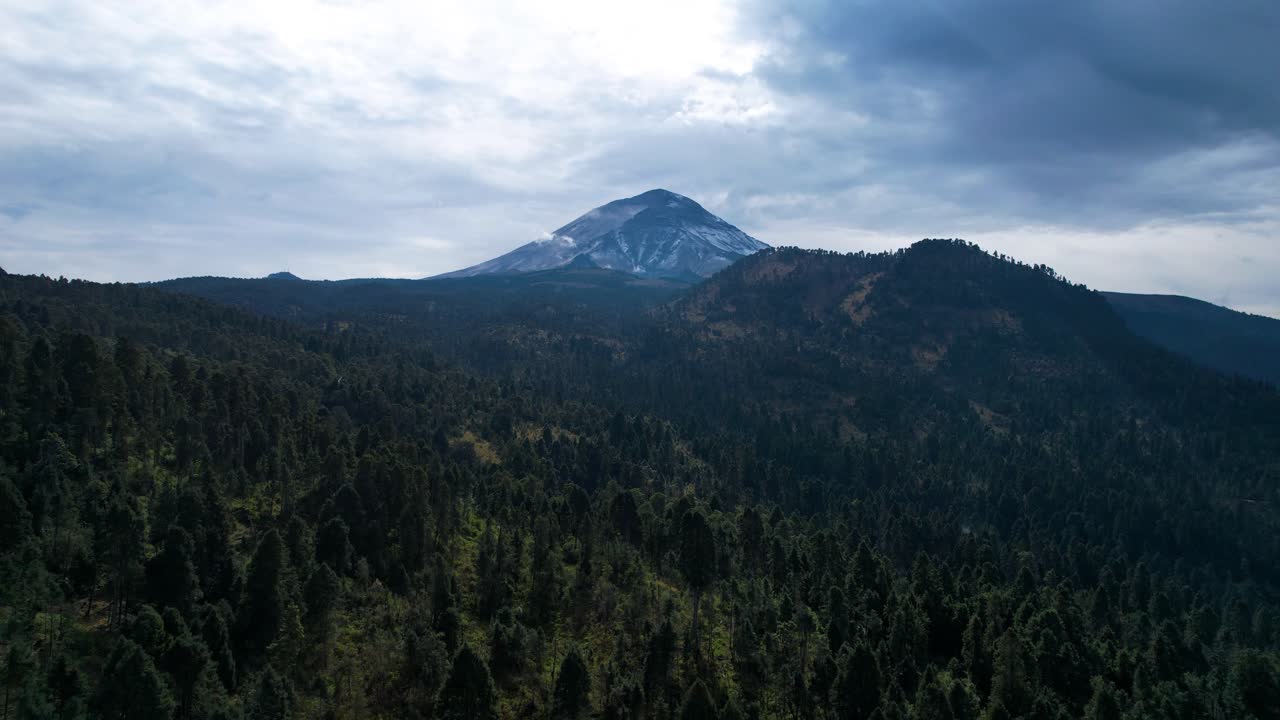 toma de drone ascendiendo por la zona volcánica de la ciudad de méxico toma de drone del volcán popocatepetl durante una nevada