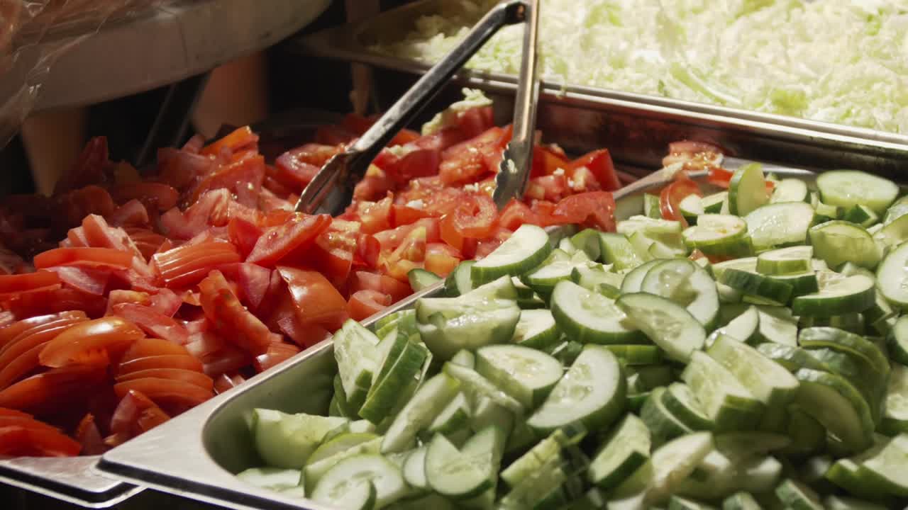 금속 용기에 다진 야채