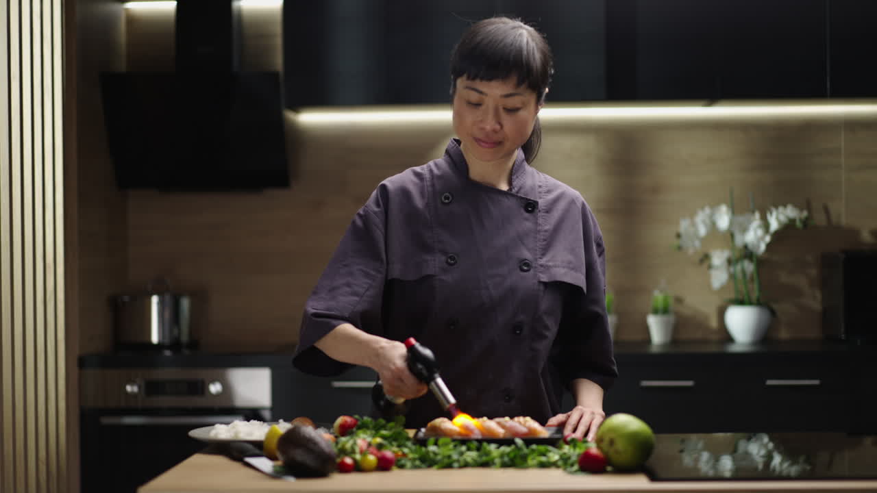 chef preparando comida en una cocina