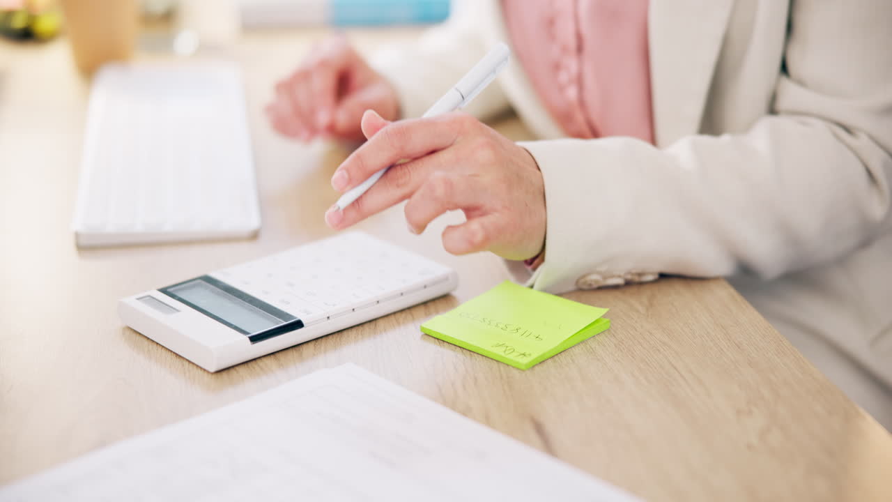 calculadora, mecanografía a mano y contabilidad tomando