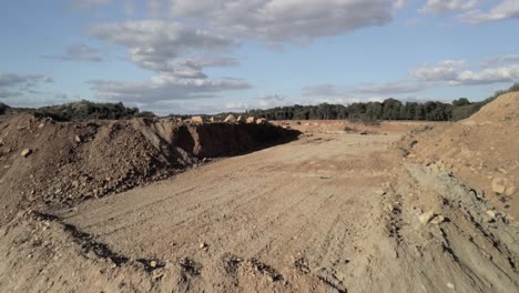 el disparo aéreo de un dron revela una cantera de piedra caliza con un sinuoso camino de grava cerca de los cortes de excavación