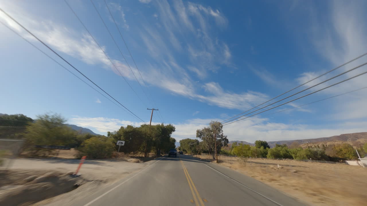 toma de drones fpv líder de un todoterreno eléctrico de la policía conduciendo por la carretera