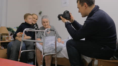 tomando fotos con la abuela anciana