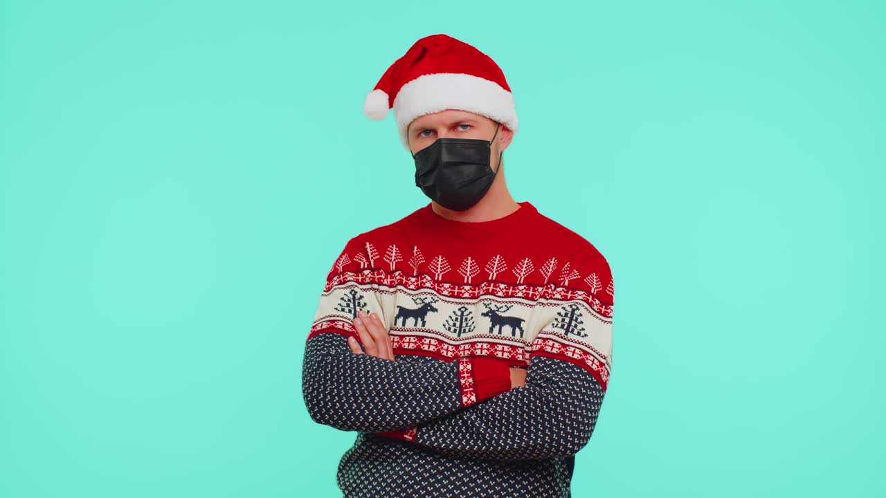 봉쇄 격리 중 코로나바이러스로부터 안전하기 위해 안면 마스크 ppe를 착용한 크리스마스 빨간 스웨터를 입은 남자