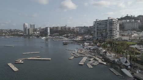 Luftaufnahme-Des-Yachthafens-Und-Yachtclubs-In-Acapuclo,-Mexiko,-Wenige-Tage-Nach-Hurrikan-Otis