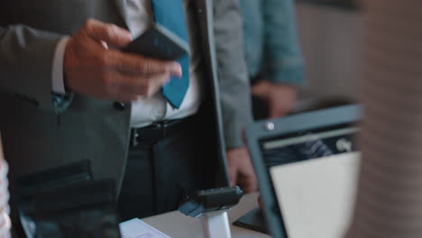 hombre de negocios haciendo pagos sin contacto usando un teléfono inteligente transferencia de dinero móvil hombre comprando café en una cafetería disfrutando del servicio en un restaurante