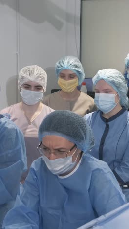 equipo quirúrgico en operación