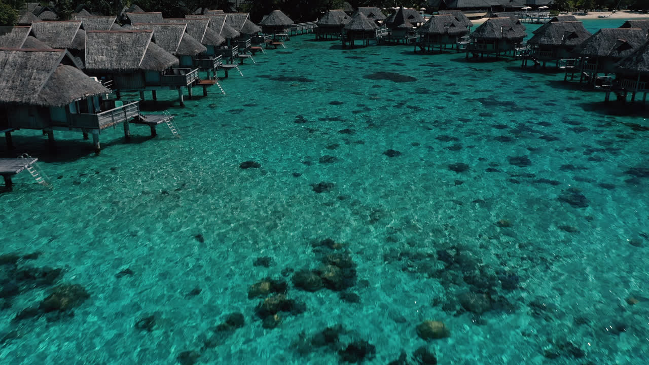 tahití, metraje de drones en la playa de la isla de moorea