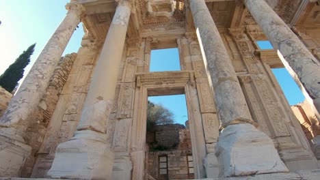 aufwärtsgerichtete aufnahme hoher korinthischer säulen in der celsus-bibliothek in der antiken stadt ephesus