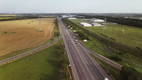 el tráfico de coches en el puente de trébol. transporte de carga.