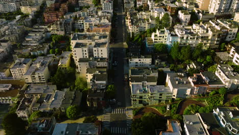 horizonte de la ciudad de san francisco, edificios residenciales y lombard street en california, estados unidos