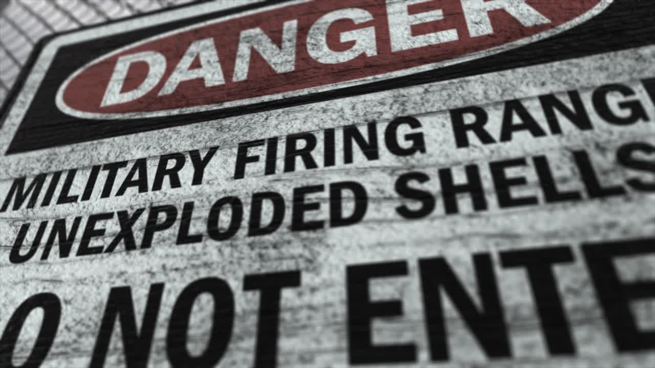 높은 품질의 3d cgi 렌더링과 함께 사막의 높은 보안 시설에서 체인링크 울타리의 근접 도 촬영, 위험 군사 사격 거리 표지판