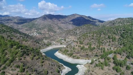 Amplia-Vista-Aérea-Tirando-Hacia-Atrás-Sobre-El-Hermoso-Valle-De-Montaña-En-La-Presa-Farmakas-En-Chipre