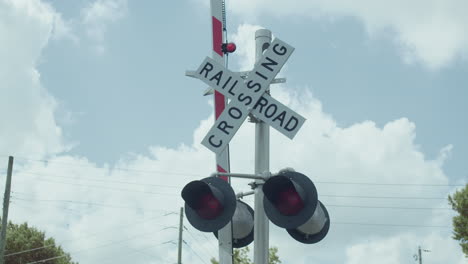 Primer-Plano-De-Una-Señal-De-Cruce-De-Ferrocarril