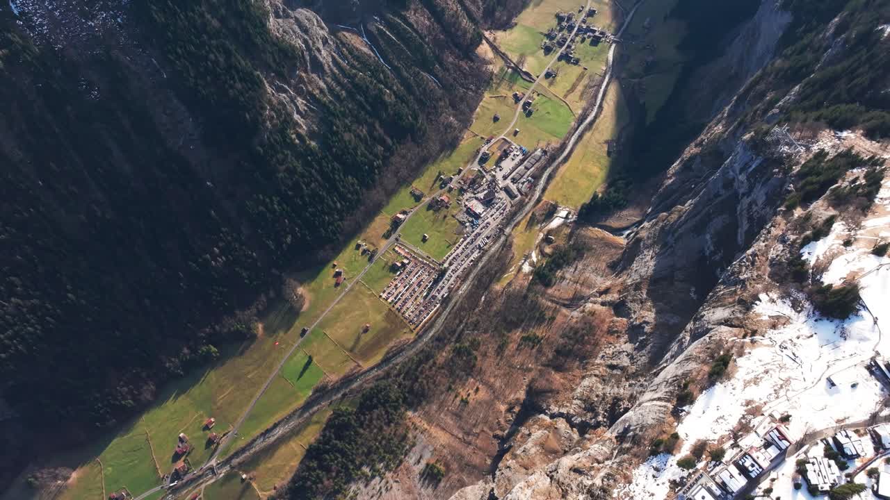 깊은 스위스 산 계곡, 도시 및 가장자리에 있는 건물의 공중 풍경