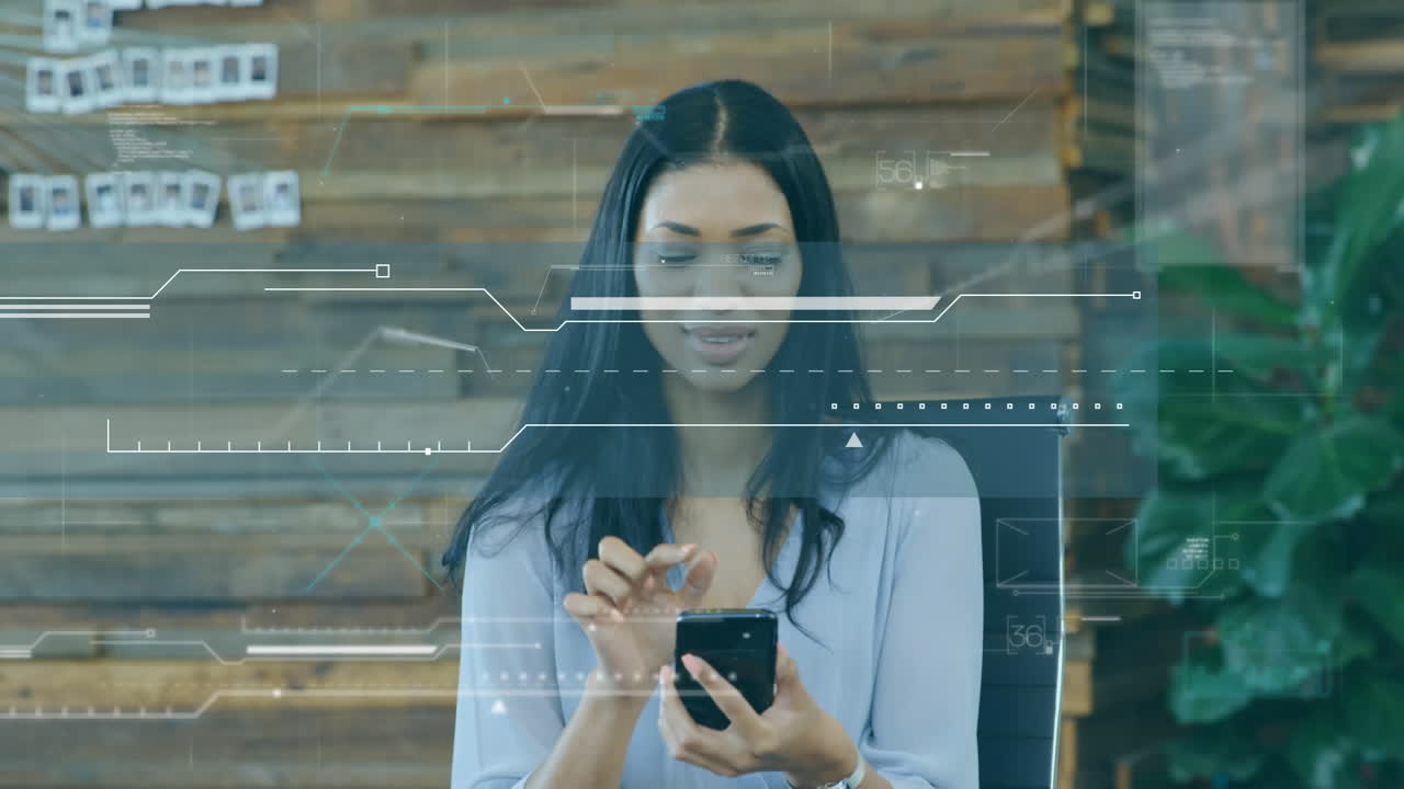 animación del procesamiento de datos sobre una mujer de negocios que usa un teléfono inteligente